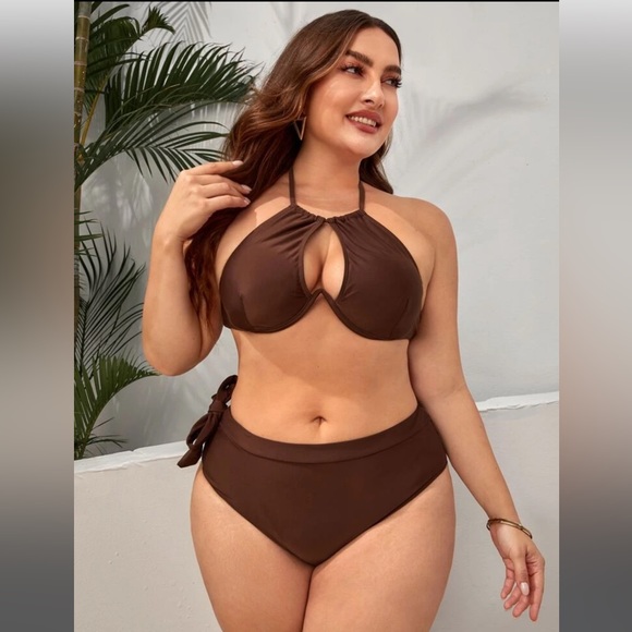 Plus Swimsuit - Picture 5 of 9